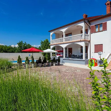Beautiful In With Kitchen Holiday home *