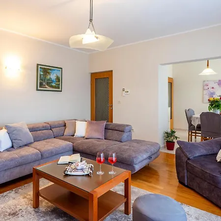Holiday home Beautiful In With Kitchen *